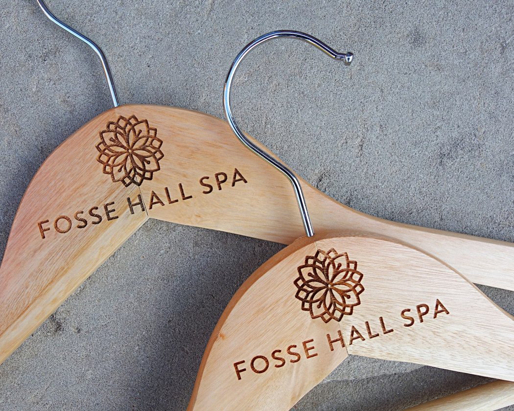 Grawerowane laserowo wieszaki na odzież