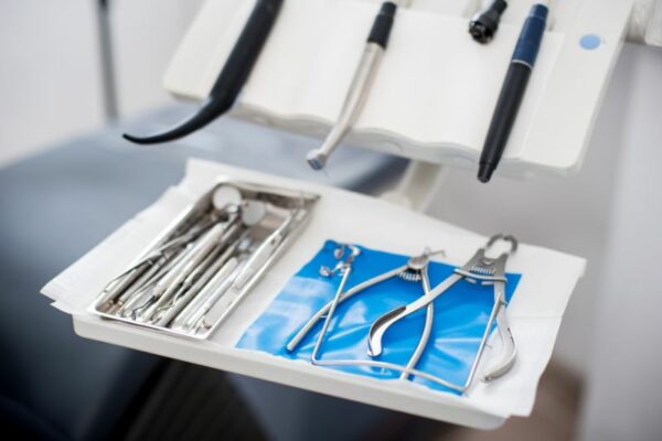 Obróbka CNC w produkcji narzędzi chirurgicznych